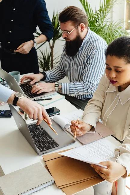 Photo rapprochée d'une femme travaillant sur un projet de marketing numérique dans un bureau à domicile.